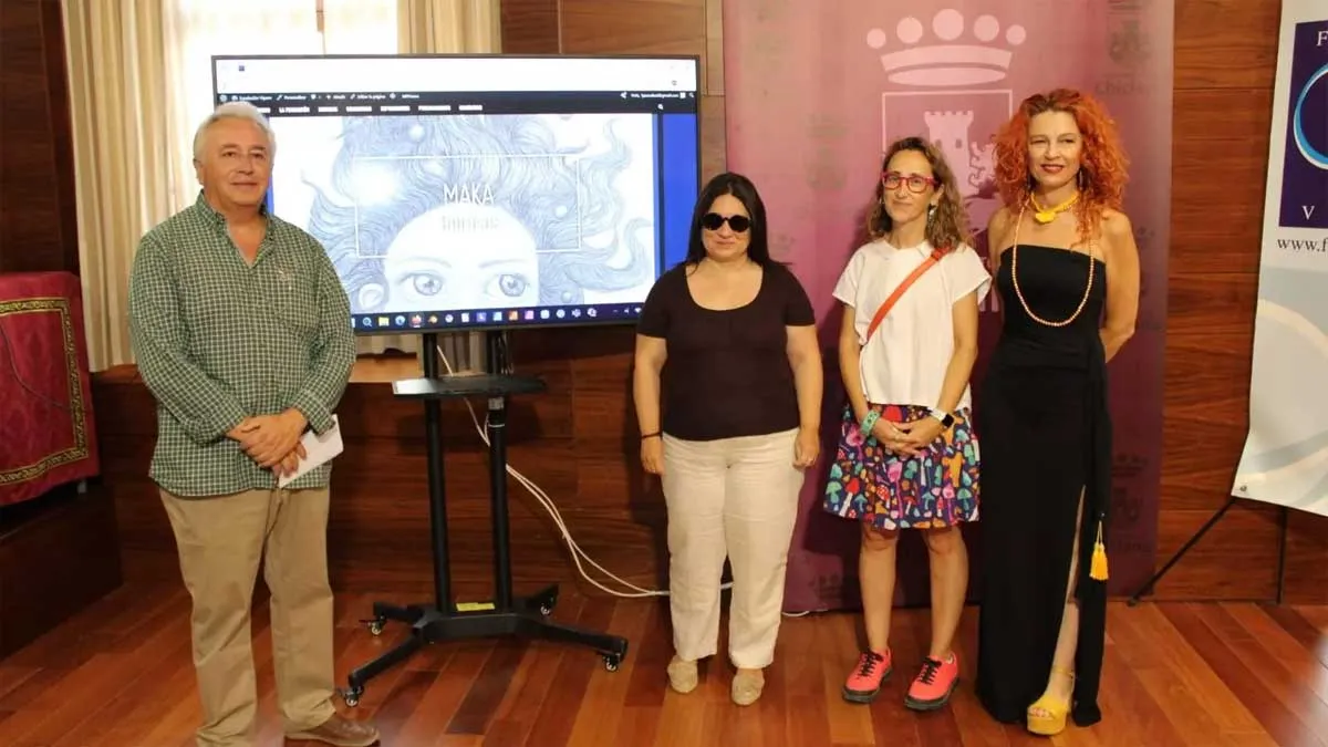 Susana Rivas, con blusa negra, junto a Maka, y el presidente de la Fundación Vipren, con camisa verde tierra.