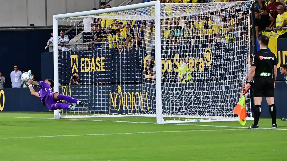 El Cádiz CF derrota en los penaltis al Córdoba e iguala al Atlético de Madrid como el equipo con más Trofeos