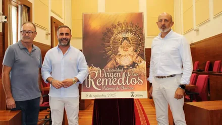 Fede Dias y responsables de la hermandad junto al cartel de la Virgen de los Remedios.