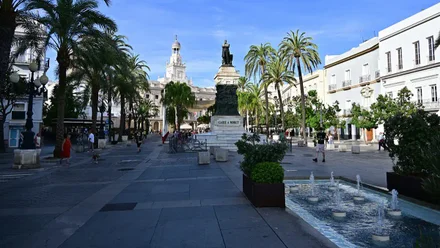 Imagen de la plaza de San Juan de Dios con el monumento a Moret y el Ayuntamiento en un día de cielos mayormente despejados