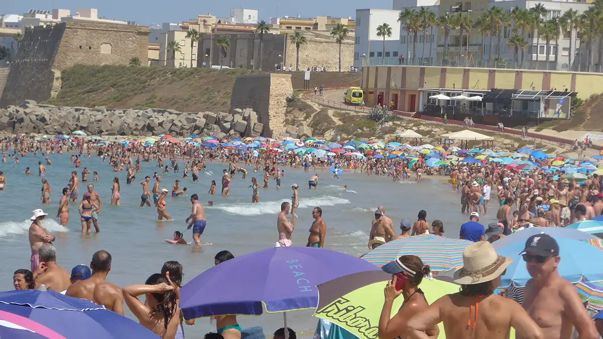 Vista de la playa de Santa María del mar repleta con marea alta (no pleamar)