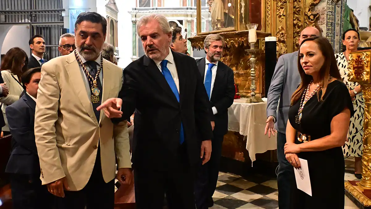 El presidente del Cádiz CF, Manuel Vizcaíno, conversa de pie con la concejala Virginia Martín y el edil José Manuel Verdulla dentro de la iglesia de Santa María.