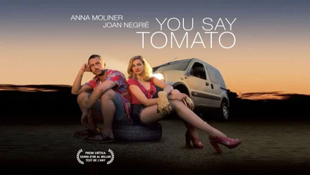 Los actores de "You Say Tomate" en el cartel, sentados delante de un todoterreno y cayendo la tarde en tonos amarillentos.