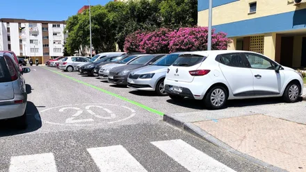 Vista de varias plazas de aparcamiento pintadas de verde en la barriada de La Paz en Cádiz, con coches estacionados pero aún no está en uso