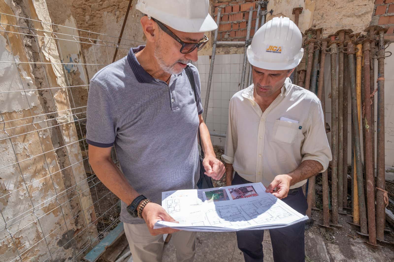 El alcalde de Cádiz, Bruno García, durante la visita institucional al inicio de las obras del nuevo centro de acogida en la calle Soledad.