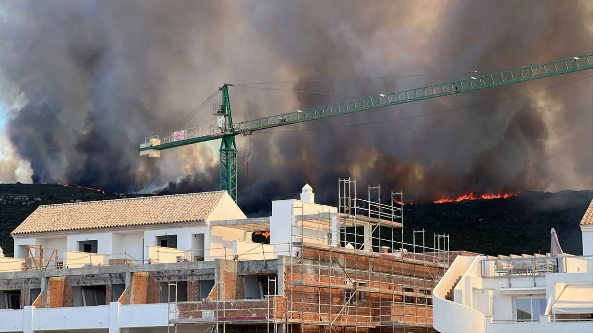 Monte quemándose cercano a una urbanización en Tarifa.