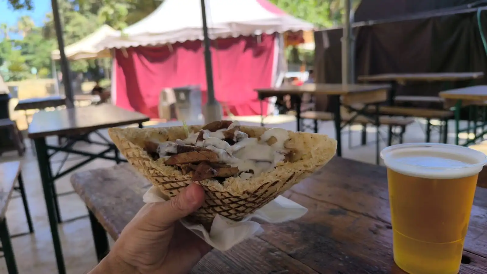 Kebab de cerdo y una cerveza en un vaso de plástico por 14 euros.