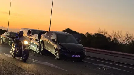 Tres vehículos se ven en el arceén tras haber cochcado pro alcance entre sí en una colision en cadena en una fotografia tomada por un testigo.