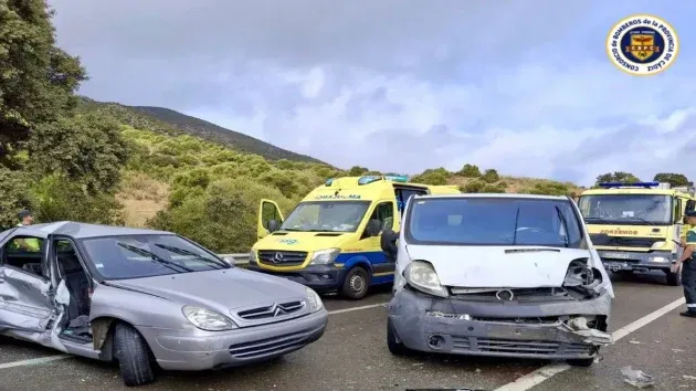 Coche y furgoneta que colisionaron.