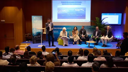 El representante de la Zona Franca subrayó la importancia de la cooperación y la innovación tecnológica para impulsar la competitividad de la industria naval y el desarrollo de energías marinas en España.