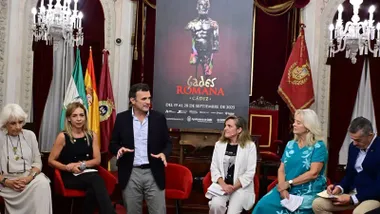 Imagen del Salón de Plenos del Ayuntamiento de Cádiz en la que el alcalde Bruno García, junto a la concejala de Cultura Maite González y representantes de administraciones e instituciones gobernadas por el Partido Popular, presenta la programación de Cádiz Romana 2025.