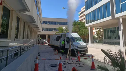 Operarios de Aguas de Cádiz trabajan en la rehabilitación de colectores en el barrio de San José. Se observa vapor blanco saliendo de una alcantarilla durante la instalación de la manga continua