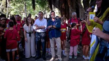El alcalde de Cádiz, en el centro, sonríe cruzado de brazos junto a los concejales Gloria Bazán y José Manuel Verdulla en la Plaza de Mina, rodeados de participantes de la yincana romana.