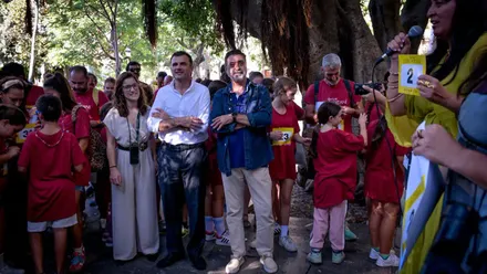 El alcalde de Cádiz, en el centro, sonríe cruzado de brazos junto a los concejales Gloria Bazán y José Manuel Verdulla en la Plaza de Mina, rodeados de participantes de la yincana romana.
