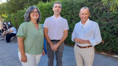 Posan a cámara José María Román, junto a María José Batista y Tomás Ladrón de Guevara.