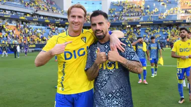 Alex y Suso celebran el triunfo del Cádiz CF. Foto: Cádiz CF.