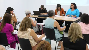 Reunión de los AMPA de Rota, sentadas en una sala blanca.