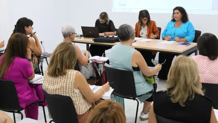 Reunión de los AMPA de Rota, sentadas en una sala blanca.