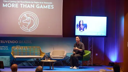 La experta en videojuegos competitivos, conocida como “Anouc”, participó en las actividades juveniles del foro con un torneo de eSports y un mensaje a los estudiantes sobre estrategia, innovación y trabajo en equipo como valores de la economía azul.
