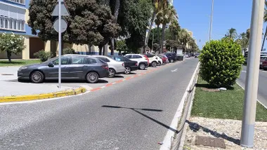 Aparcamiento de zona naranja en la Barriada de la Paz