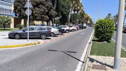 Aparcamiento de zona naranja en la Barriada de la Paz