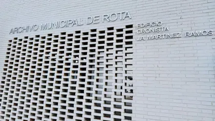 Fachada en blanco y letras en acero del Archivo Municipal de Rota.