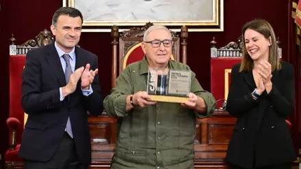 Emoción y reconocimiento en el Salón de Plenos: el alcalde Bruno García y la concejala Beatriz Gandullo hacen entrega del Premio Día Mundial del Turismo a Arsenio Cueto, pionero de la hostelería gaditana y referente de la gastronomía local.