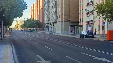 Vista de la avenida de la Sanidad Pública en Cádiz a primera hora de la mañana, con cielos despejados y la calzada vacía de vehículos.