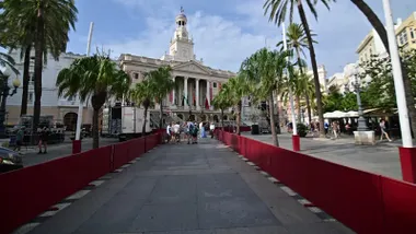 Vista general de la Plaza de San Juan de Dios con el Ayuntamiento de Cádiz decorado con motivos romanos, punto de recogida de las invitaciones para las recreaciones de Cádiz Romana 2025.