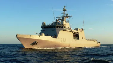 Barco militar BAM navegando en el mar.