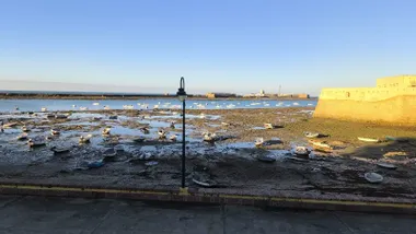 Bajamar en La Caleta con los dos castillos en una mañana soleada, aunque algo fresca.