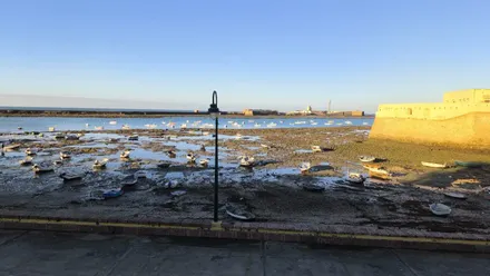 Bajamar en La Caleta con los dos castillos en una mañana soleada, aunque algo fresca.