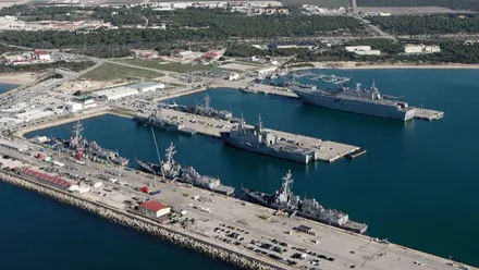 Barcos militares atracados en la Base de Rota.