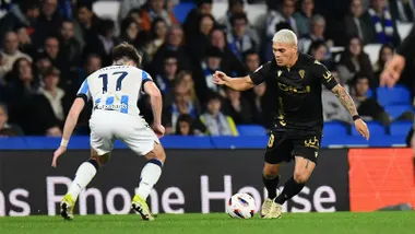 Brian Ocampo intenta regatear a un jugador de la Real Sociedad en el último partido que jugo el Cádiz CF en Anoeta (entonces Reale Arena).