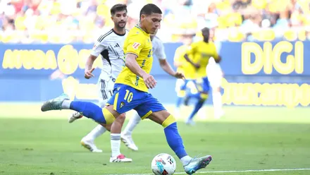 Brian Ocampo dispara ante la mirada de un defensor del Albacete.