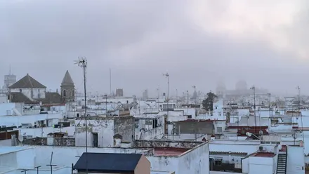 Cielo de Cádiz con brumas, humedad y nubes que tapan el Puente de la Constitución de 1812. Foto: José Luis Porquicho Prada.