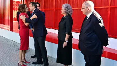 Bruno García y María Jesús Montero se saludan a la llegada de la vicepresidenta a la inauguración de la Zona Base de Incubazul.