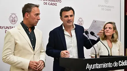 El alcalde,, Bruno Garcia, junto a sus primeros tenientes de alcalde, José Manuel Cossi y Maite González. Foto: Eulogio García.