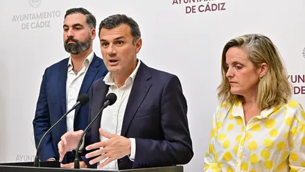 El alcalde de Cádiz. Bruno, junto a la teniente de alcalde, Maite González y al concejal Carlos, Lucero.