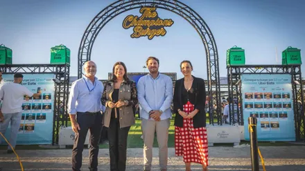 La alcaldesa de San Fernando en el momento en el que posan en la inauguración.