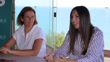 La delegada Manuela Pérez junto a la organizadora de "Cloud&Tips" en Chiclana.