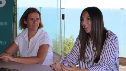 La delegada Manuela Pérez junto a la organizadora de "Cloud&Tips" en Chiclana.