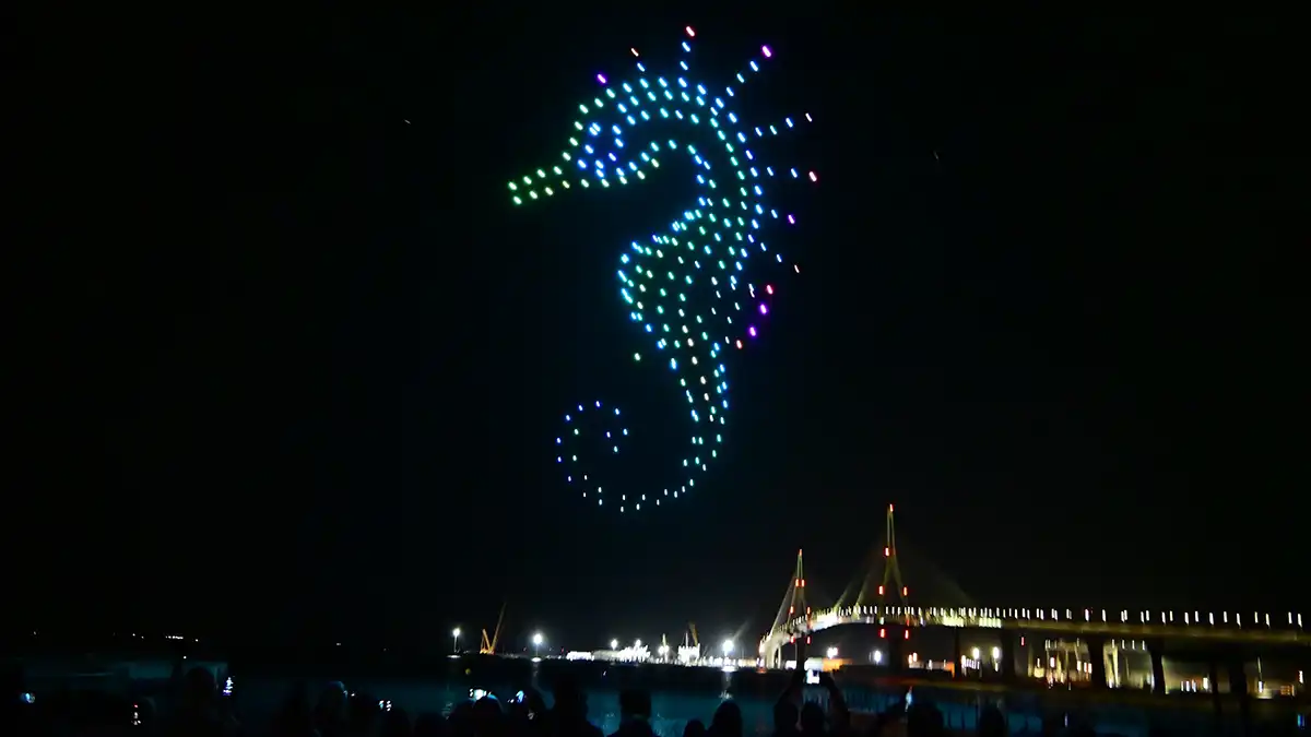 Imagen de un caballito de mar en el cielo de Cádiz sobre el Segundo Puente.