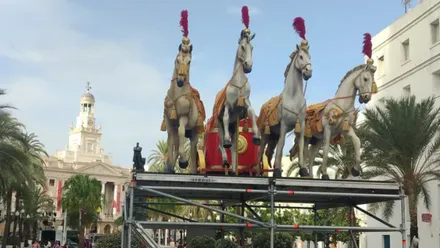Imagen de los cuatro caballas que presiden desde hoy la entrada a la Plaza de San Juan de Dios. Foto: Eulogio García.