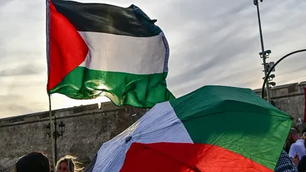 Bandera palestina y paraguas con sus colores durante la cadena humana celebrada en Cádiz.