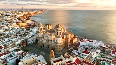 La ciudad de Cádiz, destaca su catedral junto al mar.