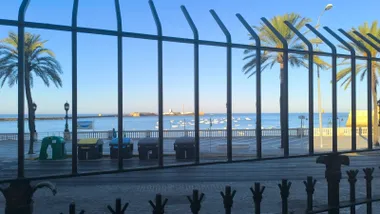 Día despejado en La Caleta en un imagen tomada desde la terraza de la cafetería de la Facultad de Económicas y Empresariales