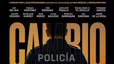 Policía de espalda y sobreimpresionado "Cambio".