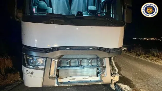 Camión blanco con un gran impacto delantero.