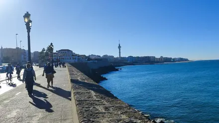 Cielos principalmente despejados en Cádiz vistos desde el Campo del Sur con las playas y el Pirulí al fondo. Foto: Eulogio García.